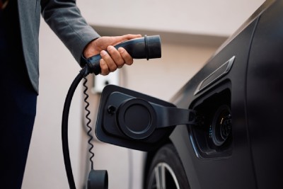 Louer une voiture hybride ou électrique a plusieurs avantages pour une entreprise